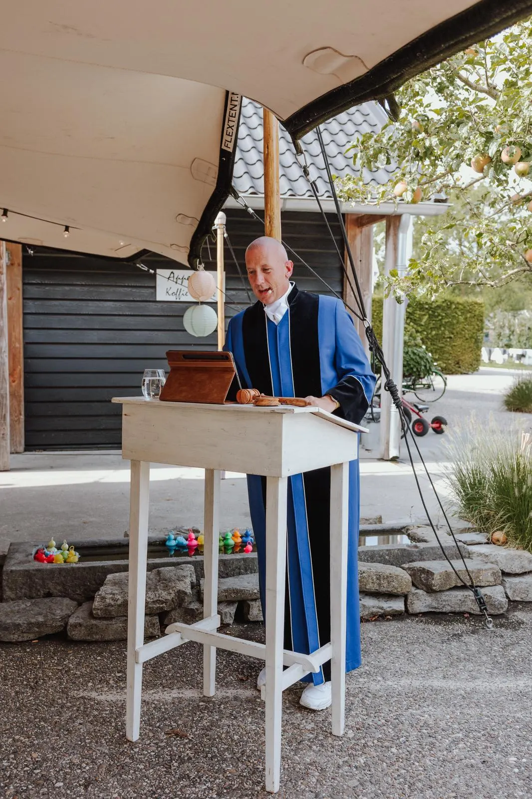 Trouwambtenaar Jasper Putter tijdens een ceremoniële plechtigheid