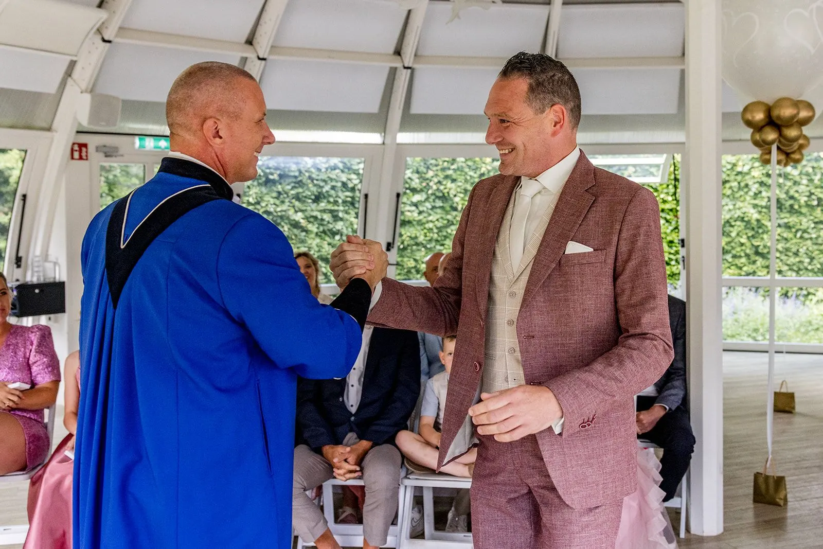 Kennismaking met trouwambtenaar Jasper Putter — een warme begroeting bij de ceremonie
