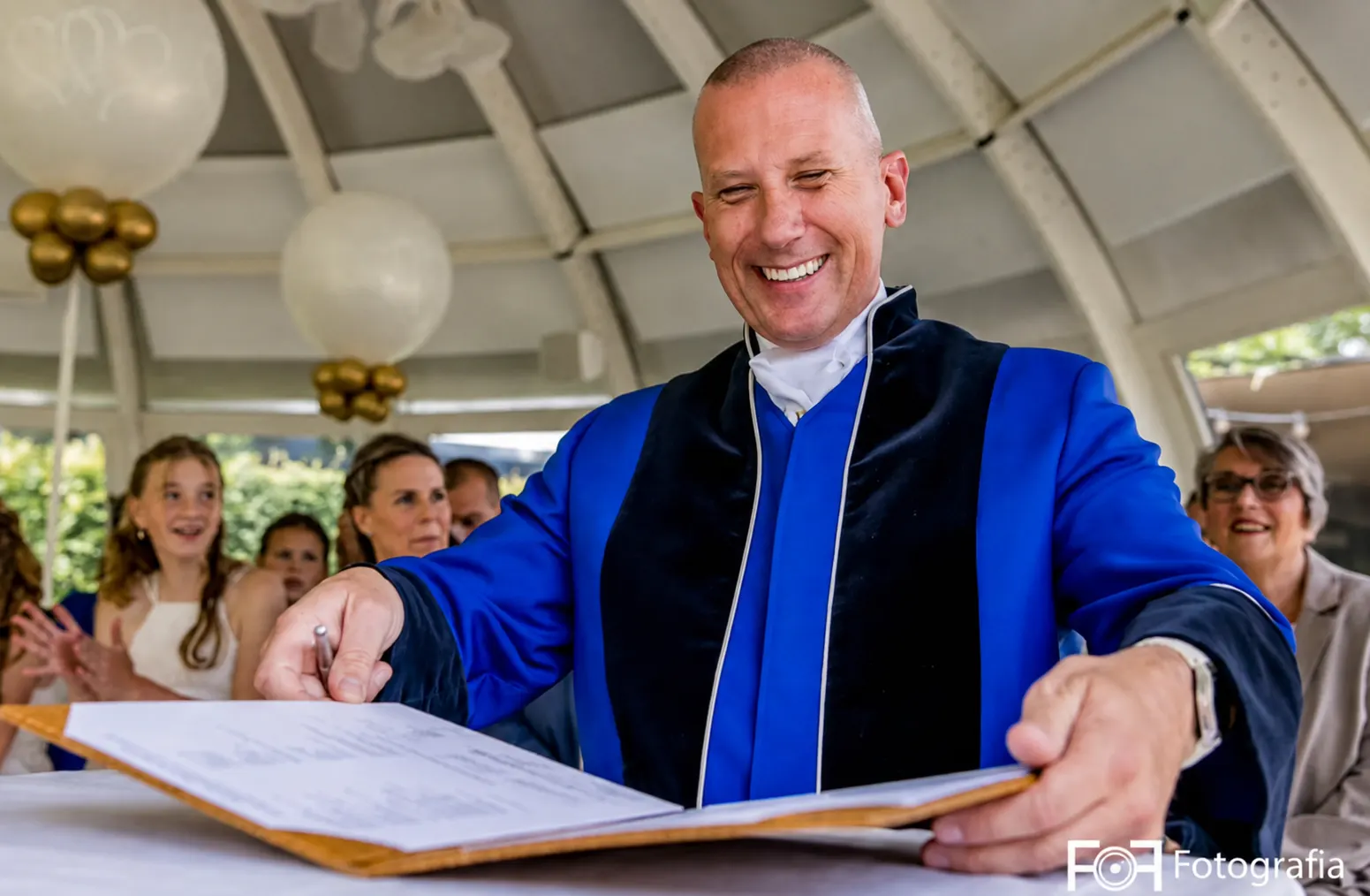 Trouwambtenaar Jasper Putter leidt een ceremonie en presenteert de trouwakte