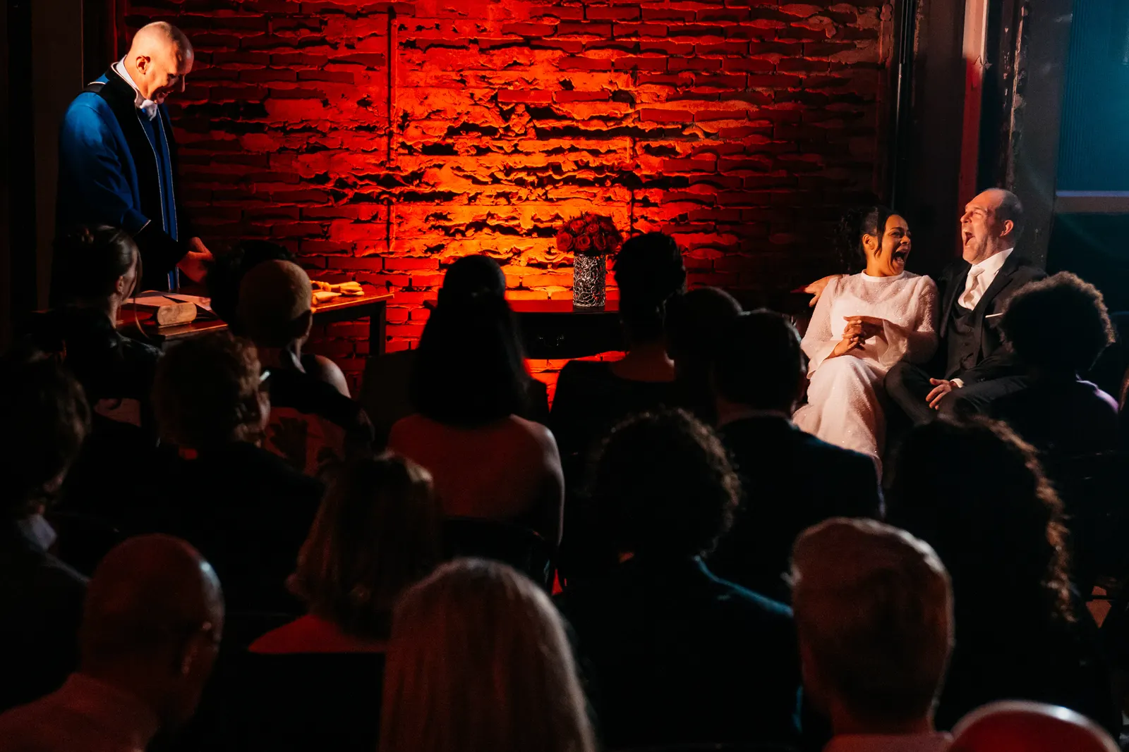 Sfeervolle ceremonie met warm licht