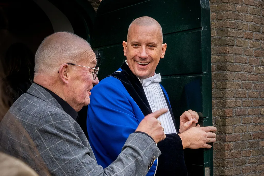 Trouwambtenaar Jasper Putter in gesprek bij de trouwlocatie