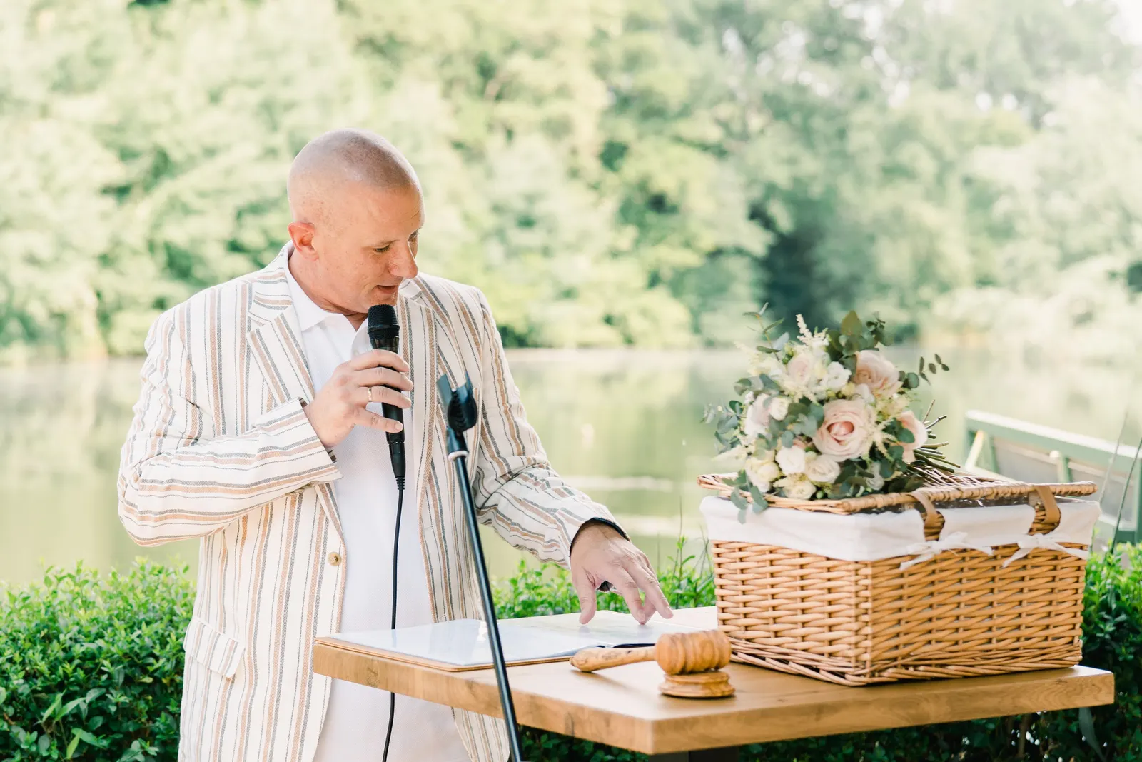 Jasper tijdens de ceremonie